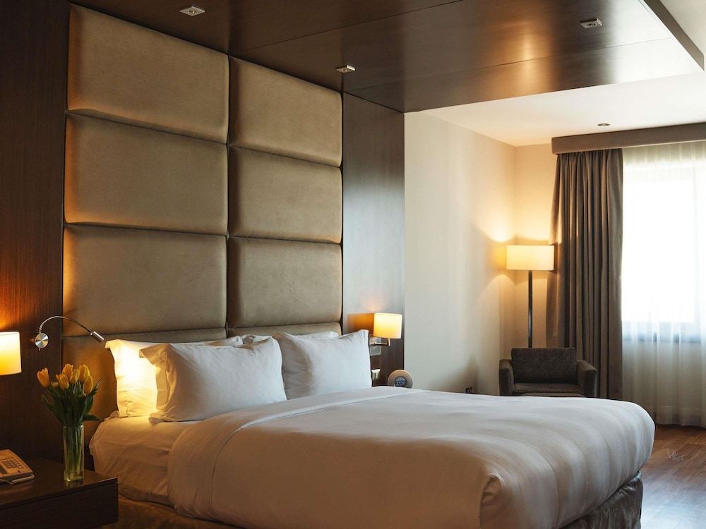 Habitación de categoría superior con una cama King Size del hotel Manto Lima – Mgallery. Foto 6