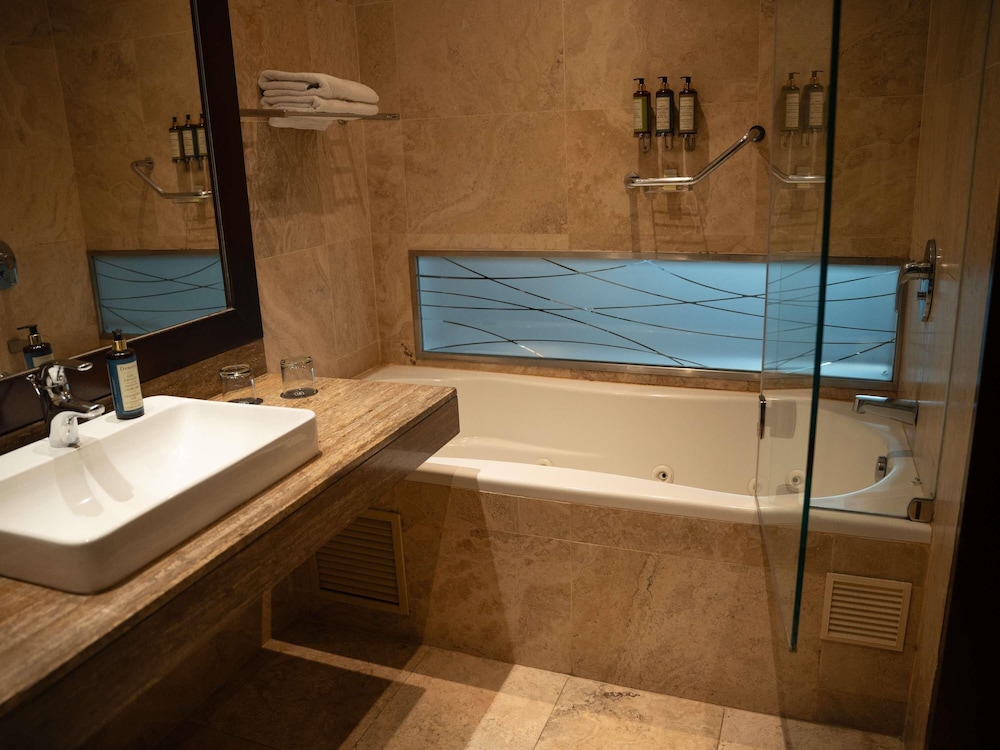 Habitación de categoría superior con una cama King Size del hotel Manto Lima – Mgallery. Foto 10