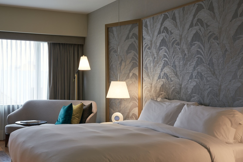 Habitación Deluxe con una cama King size del hotel Manto Lima – Mgallery. Foto 5