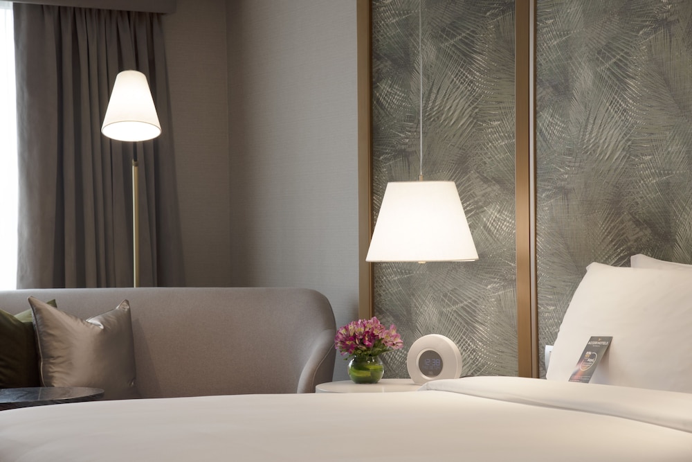 Habitación Deluxe con una cama King size del hotel Manto Lima – Mgallery. Foto 12