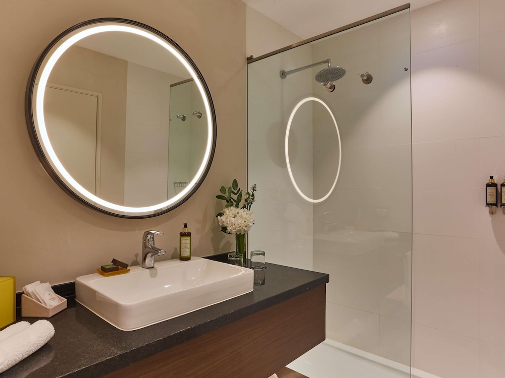 Habitación Deluxe con una cama King size del hotel Manto Lima – Mgallery. Foto 19