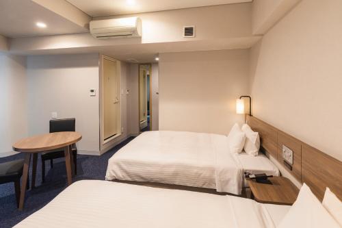 Habitación Doble Estándar - 2 camas - No fumadores del hotel Sotetsu Fresa Inn Tokyo Toyocho. Foto 1