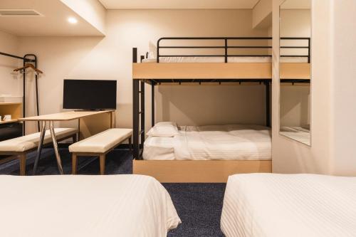 Habitación cuádruple económica del hotel Sotetsu Fresa Inn Tokyo Toyocho