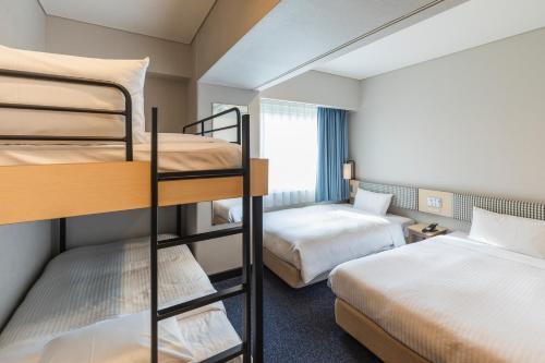 Habitación cuádruple económica del hotel Sotetsu Fresa Inn Tokyo Toyocho. Foto 1