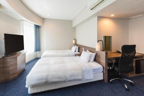 Habitación Triple Deluxe para no fumadores del hotel Sotetsu Fresa Inn Tokyo Toyocho. Foto 1