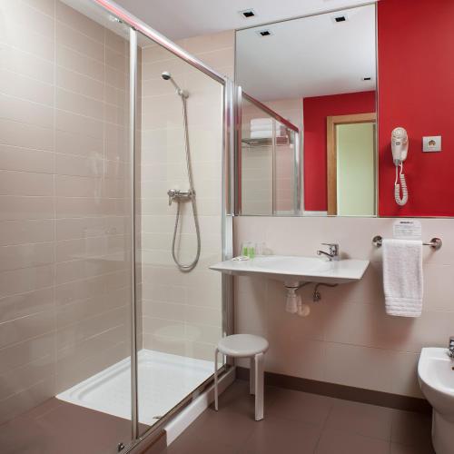 Habitación Doble dos camas del hotel Naval Sestao. Foto 4