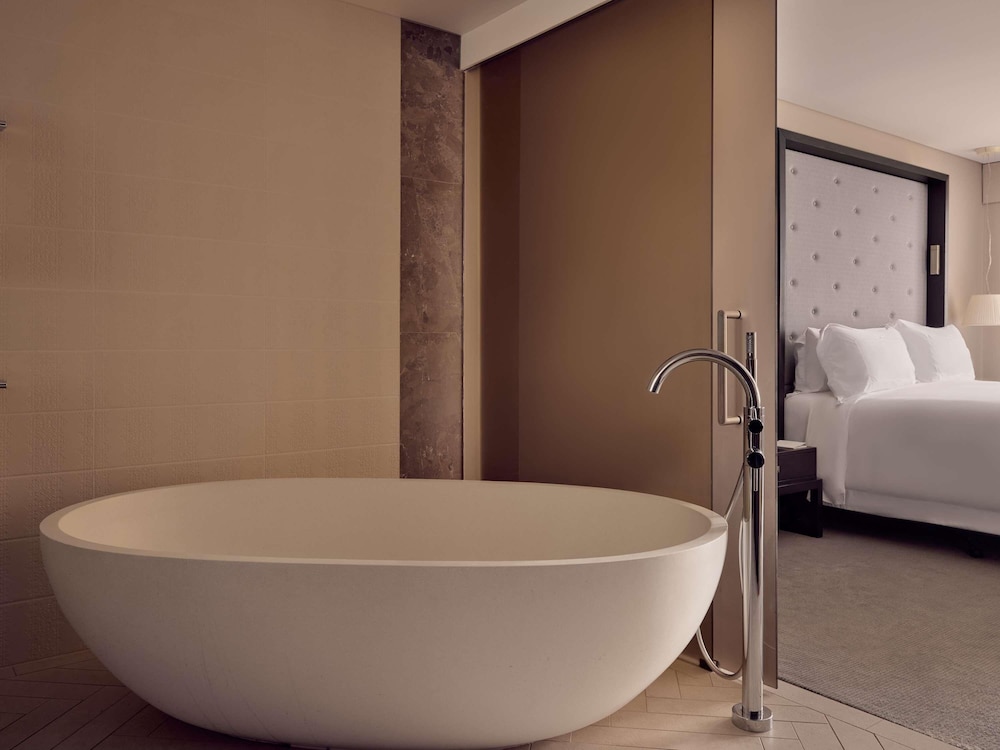 SUITE PRESTIGE Acceso al Club, Cama King, Salón Separado, Vista a la Ciudad Piso Alto, Baño de Lujo, 64m2 del hotel Sofitel Brisbane Central. Foto 1