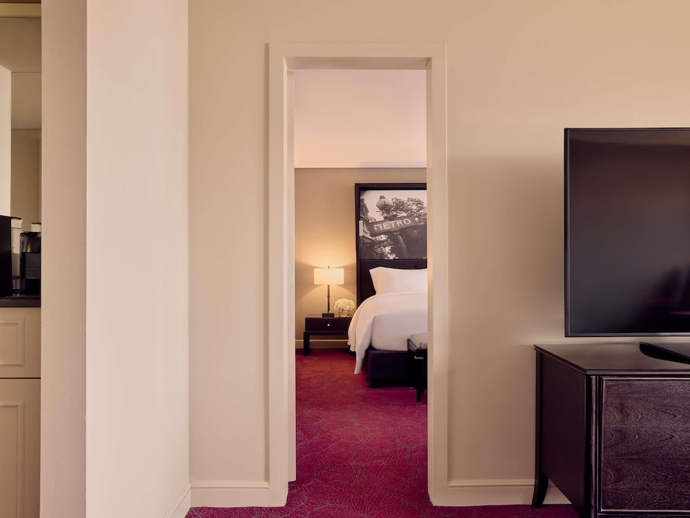 SUITE EJECUTIVA Cama King, Sofá Cama, Salón Separado, Vista a la Ciudad del hotel Sofitel Brisbane Central. Foto 4