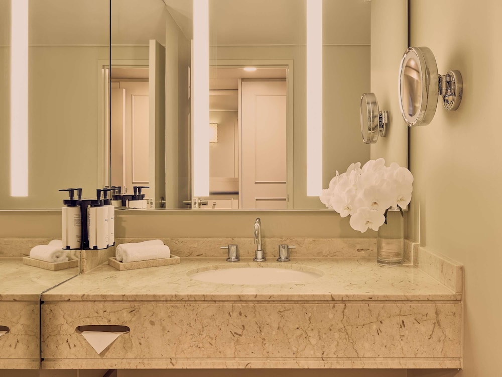 SUITE EJECUTIVA Cama King, Sofá Cama, Salón Separado, Vista a la Ciudad del hotel Sofitel Brisbane Central. Foto 7