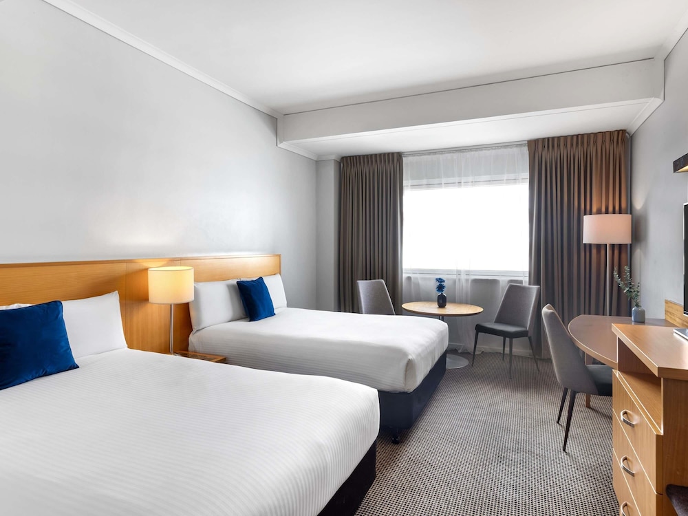 Habitación Clásica 1 Cama Queen y 1 Cama Doble del hotel Novotel Perth Langley. Foto 1
