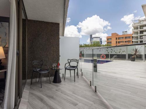 Habitación Deluxe junto a la Piscina con Terraza del hotel Mercure Brisbane Spring Hill. Foto 4