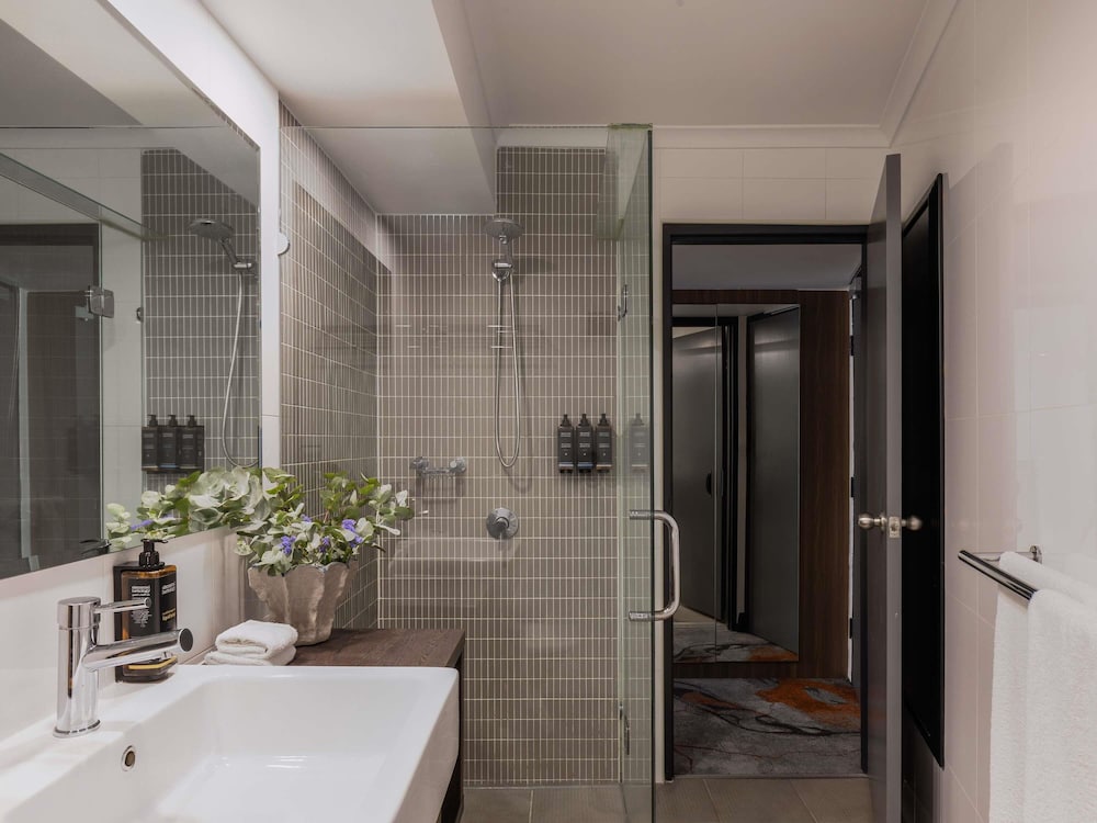 Suite Familiar con 1 Cama Queen y 2 Camas Individuales del hotel Mercure Brisbane Spring Hill. Foto 1