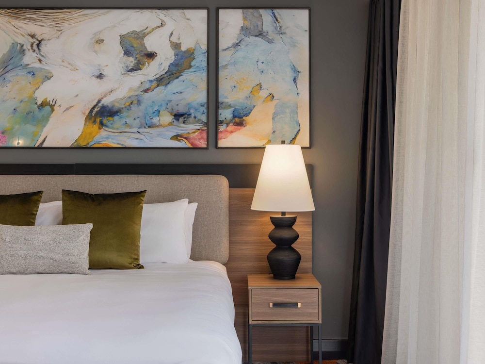 Suite Familiar con 1 Cama Queen y 2 Camas Individuales del hotel Mercure Brisbane Spring Hill. Foto 5