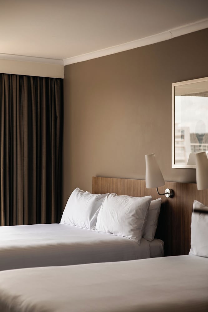 Habitación Clásica Twin del hotel Mercure Sydney Parramatta. Foto 2
