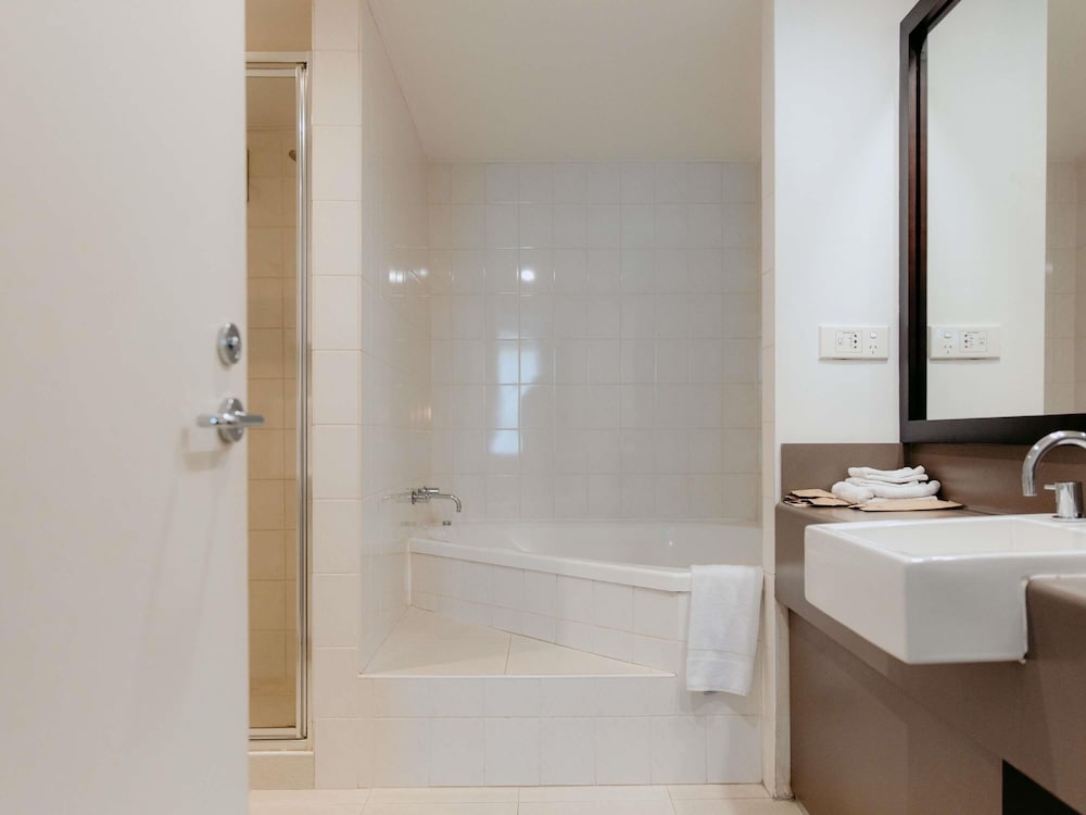 Suite Ejecutiva Spa del hotel Mercure Sydney Parramatta. Foto 8