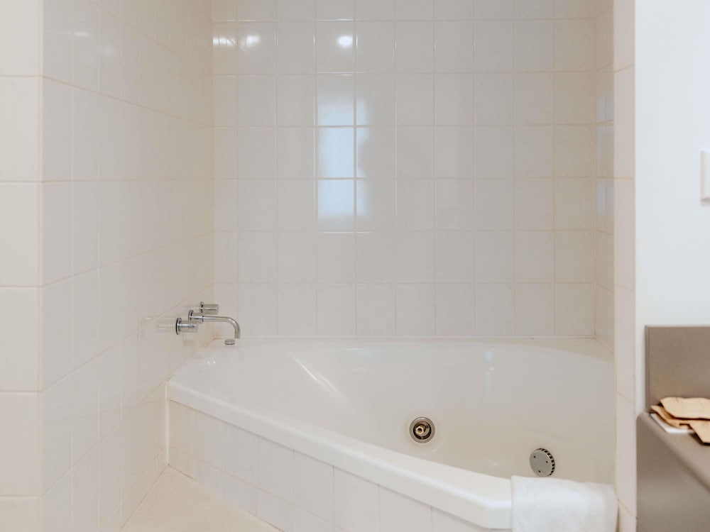 Suite Ejecutiva Spa del hotel Mercure Sydney Parramatta. Foto 11