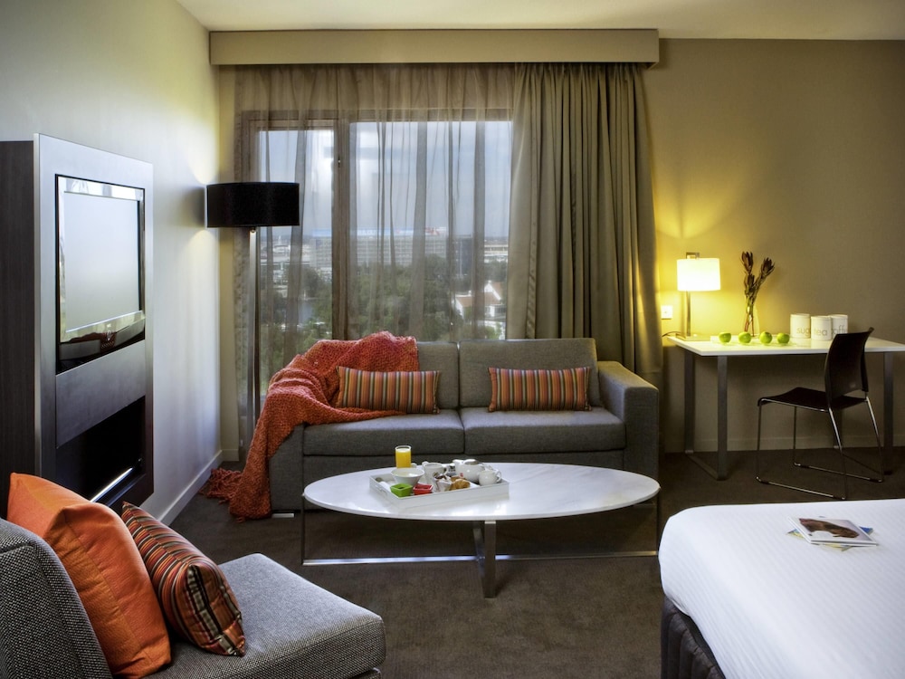 HABITACIÓN FAMILIAR, 1 Cama King Size y 2 Camas Individuales del hotel Novotel Sydney International Airport. Foto 1