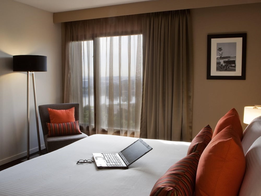 SUITE DELUXE, 1 Cama King Size del hotel Novotel Sydney International Airport. Foto 1