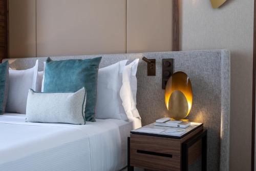 Habitación Doble Clásica con balcón del hotel Intercontinental Paris Champs Elysées Etoile. Foto 4