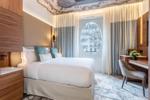 Habitación Premium con cama grande del hotel Intercontinental Paris Champs Elysées Etoile. Foto 4