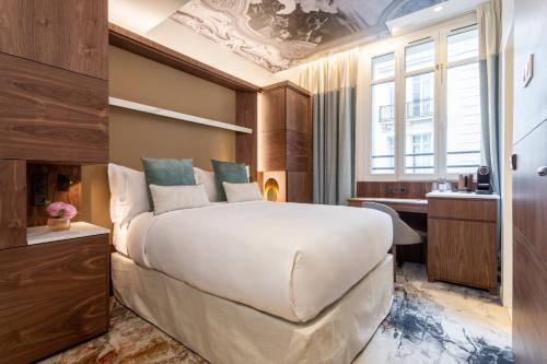 Habitación acogedora con cama grande del hotel Intercontinental Paris Champs Elysées Etoile. Foto 5