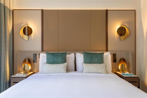 Suite Junior con cama extragrande y balcón del hotel Intercontinental Paris Champs Elysées Etoile. Foto 2