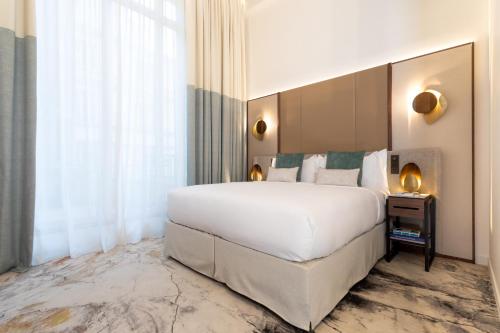 Suite Junior con cama extragrande del hotel Intercontinental Paris Champs Elysées Etoile. Foto 2