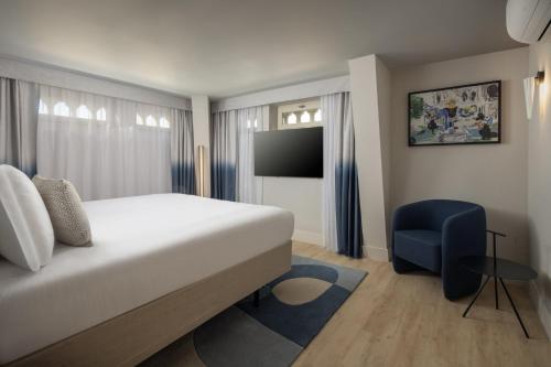 Habitación Dúplex con vistas a la Torre Eiffel del hotel Crowne Plaza Paris Republique, by Ihg. Foto 1