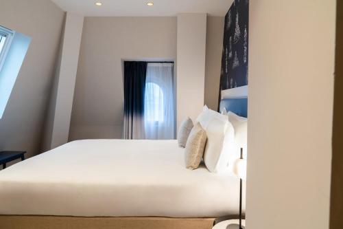Habitación Dúplex con vistas a la Torre Eiffel del hotel Crowne Plaza Paris Republique, by Ihg