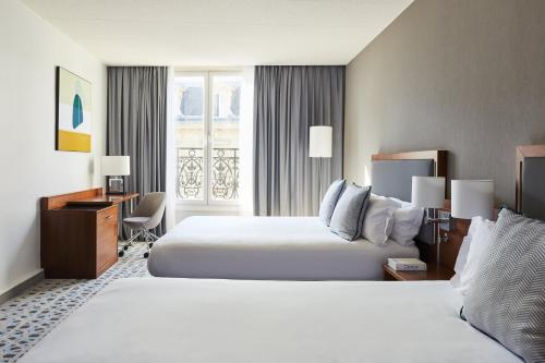 Habitación Doble Estándar con 2 camas dobles del hotel Crowne Plaza Paris Republique, by Ihg