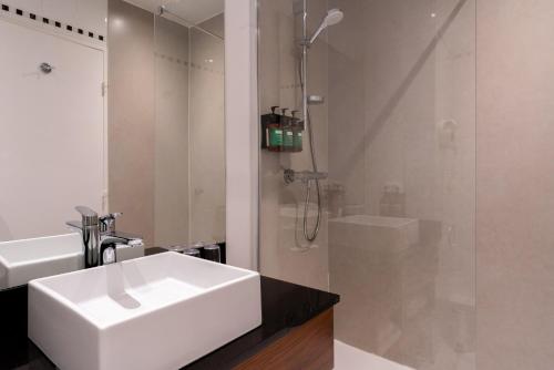 Habitación Doble Estándar con 2 camas dobles del hotel Crowne Plaza Paris Republique, by Ihg. Foto 2