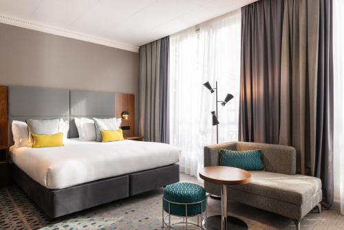 Habitación Doble Premium con vistas al patio y cama extragrande del hotel Crowne Plaza Paris Republique, by Ihg