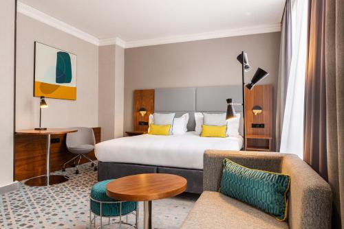 Habitación Doble Premium con vistas al patio y cama extragrande del hotel Crowne Plaza Paris Republique, by Ihg. Foto 1