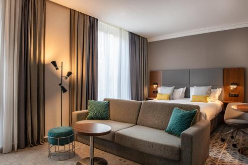 Habitación Premium con cama extragrande y sofá cama del hotel Crowne Plaza Paris Republique, by Ihg