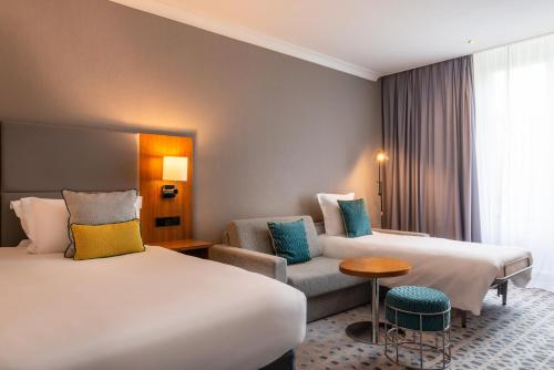 Habitación Premium con cama extragrande y sofá cama del hotel Crowne Plaza Paris Republique, by Ihg. Foto 2