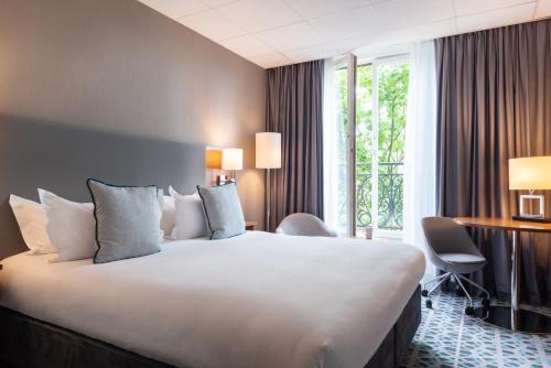 Habitación Premium con cama extragrande y vistas a la ciudad del hotel Crowne Plaza Paris Republique, by Ihg