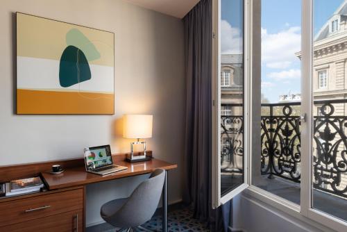 Habitación Premium con cama extragrande y vistas a la ciudad del hotel Crowne Plaza Paris Republique, by Ihg. Foto 1