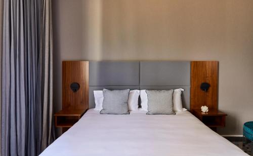 Suite de 1 dormitorio con sofá cama del hotel Crowne Plaza Paris Republique, by Ihg