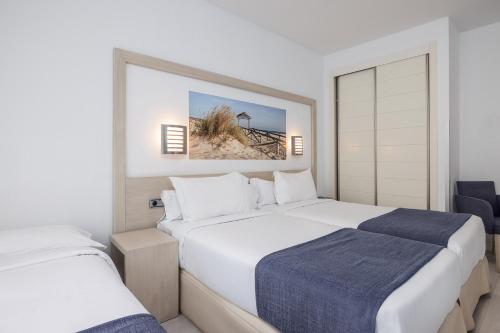 Habitación Triple del hotel Spa Cádiz Plaza. Foto 1