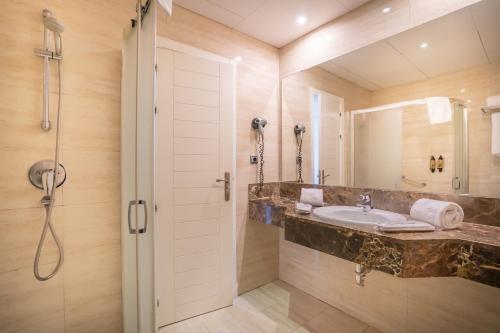 Habitación Triple del hotel Spa Cádiz Plaza. Foto 4
