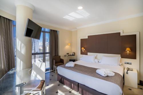 Habitación Doble Deluxe con vistas al mar del hotel Spa Cádiz Plaza. Foto 3