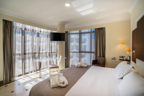 Habitación Doble Deluxe con vistas al mar del hotel Spa Cádiz Plaza. Foto 5
