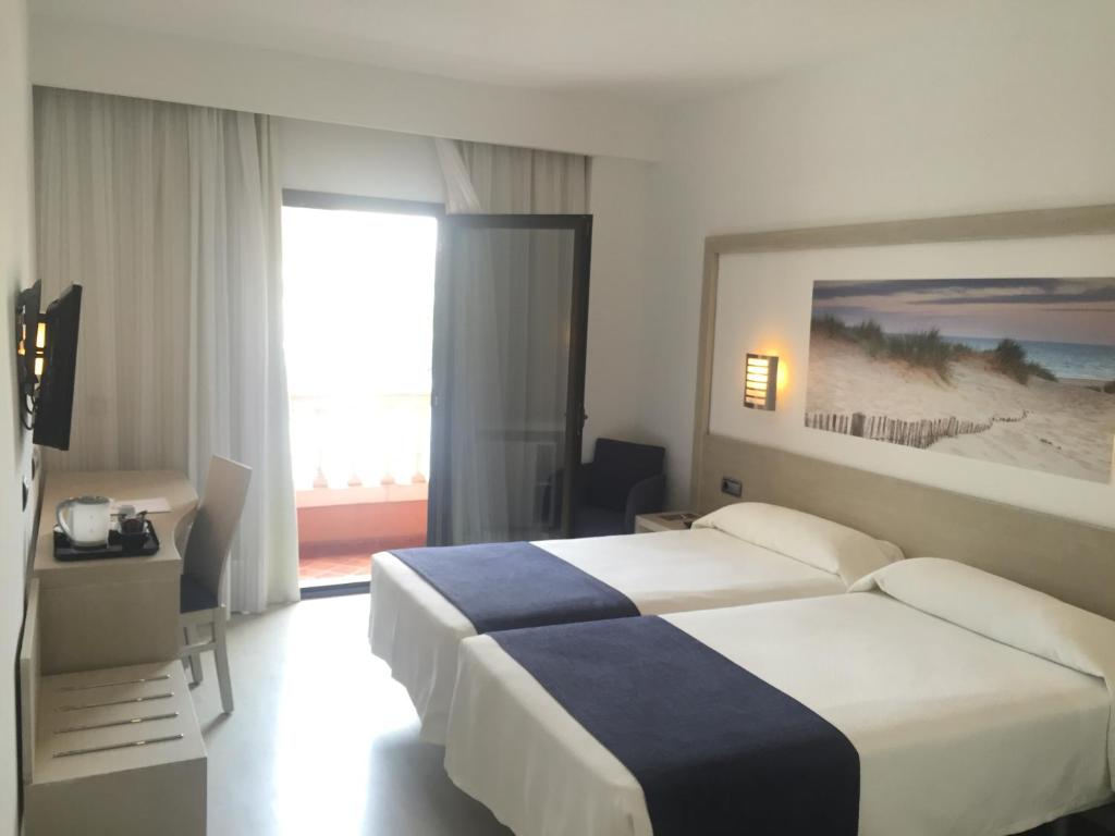 Habitación triple del hotel Spa Cádiz Plaza