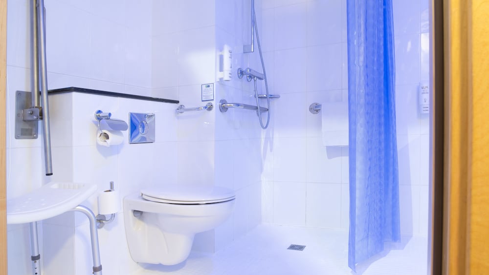 Habitación estándar, 1 cama de matrimonio, accesible para personas con discapacidad (Free Breakfast) del hotel Holiday Inn Express Barcelona - Sant Cugat, An Ihg. Foto 7