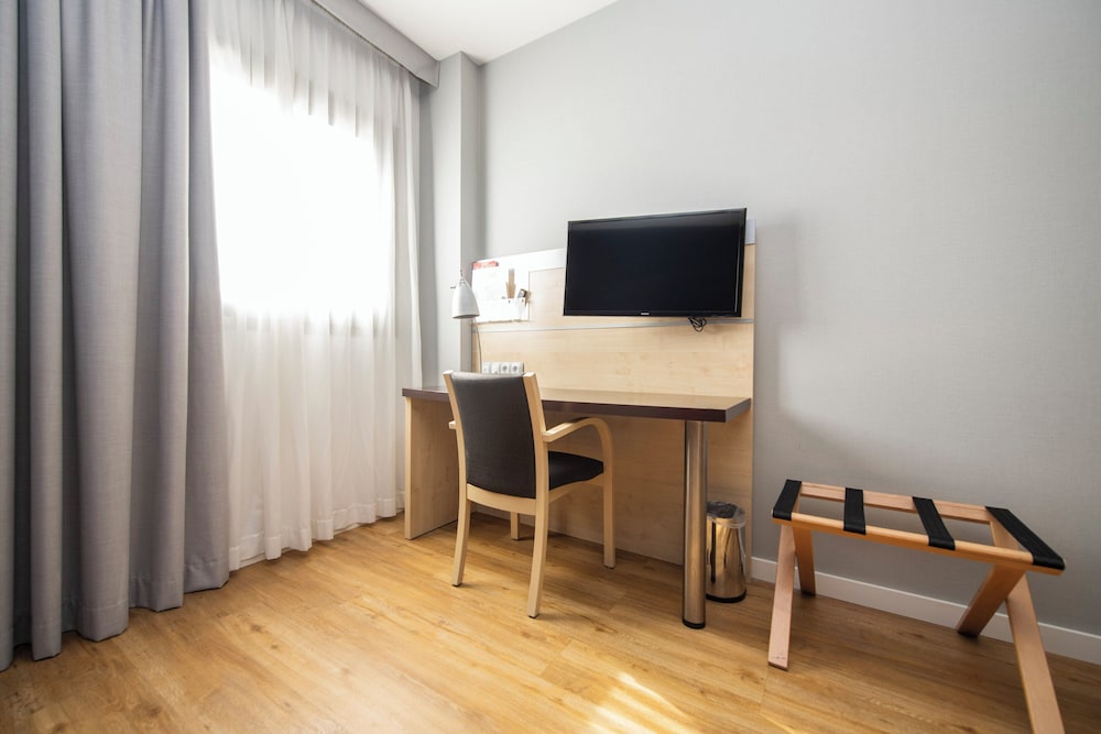 Habitación estándar, 1 cama de matrimonio, accesible para personas con discapacidad del hotel Holiday Inn Express Barcelona - Sant Cugat, An Ihg. Foto 7