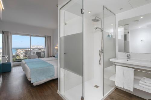 Habitación Doble Superior con vistas al mar del hotel Alua Leo. Foto 1