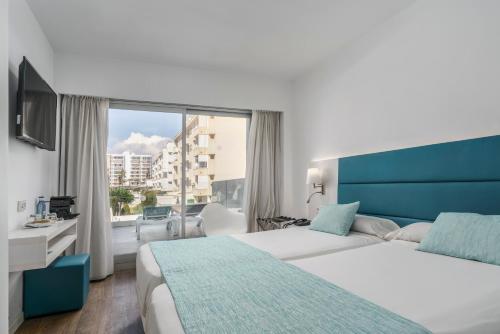 Habitación Doble Superior con terraza del hotel Alua Leo. Foto 1