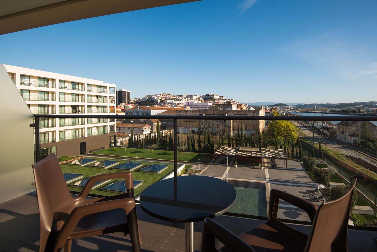 Habitación Doble con vistas a la piscina - 2 camas del hotel Vila Galé Coimbra. Foto 1