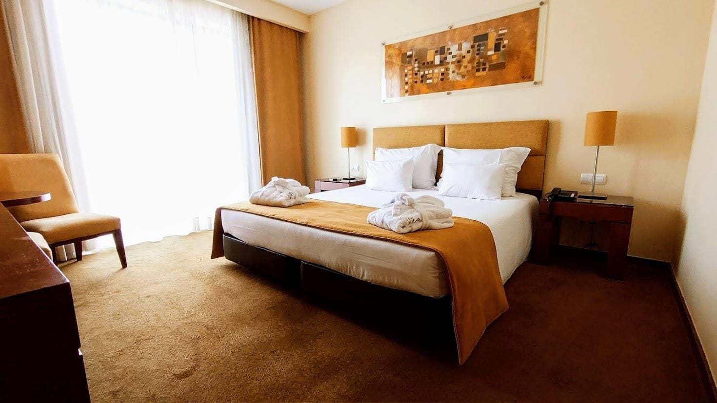 Habitación Doble Superior con vistas a la piscina del hotel Vila Galé Coimbra. Foto 4