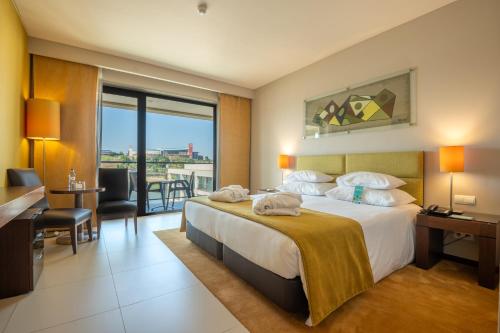 Habitación Doble Superior con vistas a la piscina del hotel Vila Galé Coimbra. Foto 12